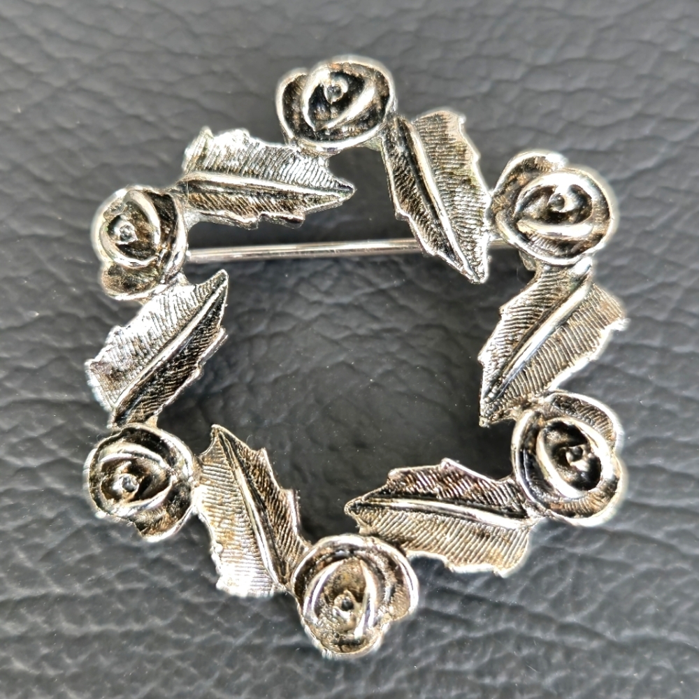 VTG Sarah Coventry Brooch Silver Tone Wreath of Roses "SARAH COV" Open Circle